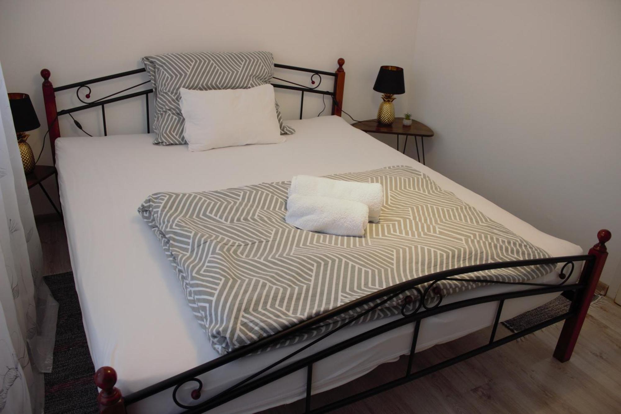 Apartman Surany Esterno foto